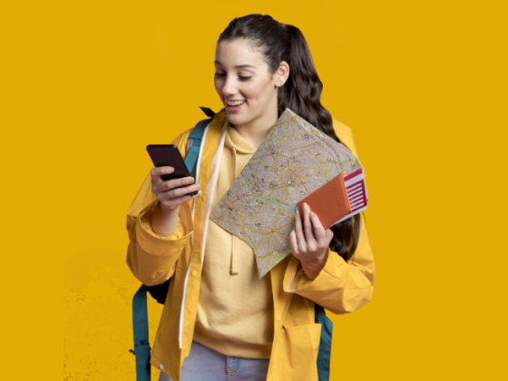 Moça segurando um celular e um mapa