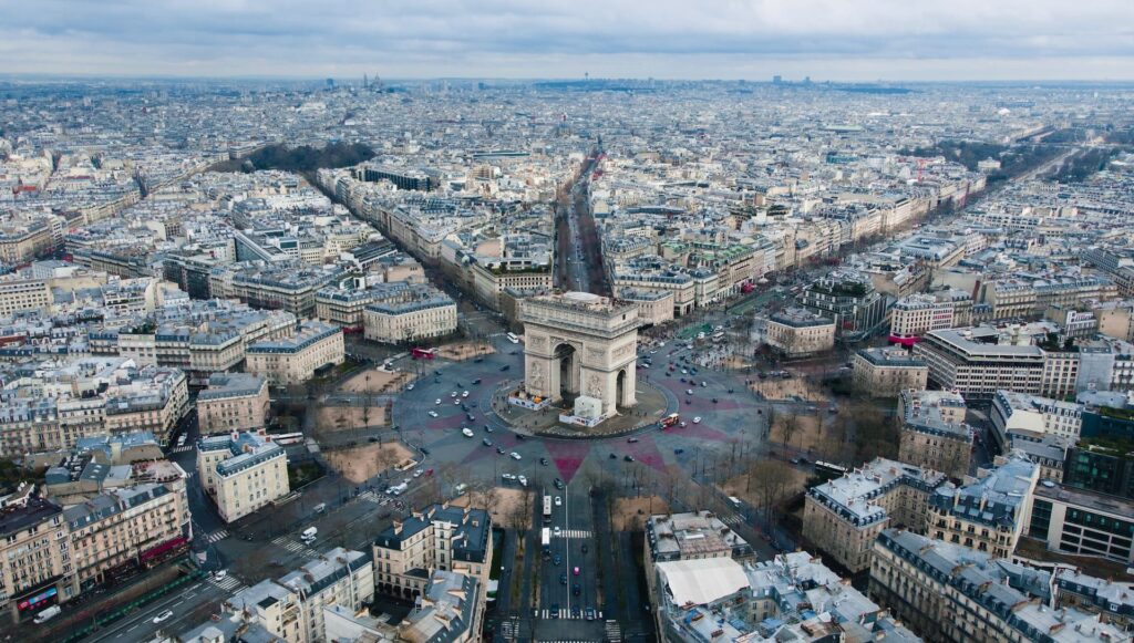 Vista aérea de Paris com o Arco do Triunfo